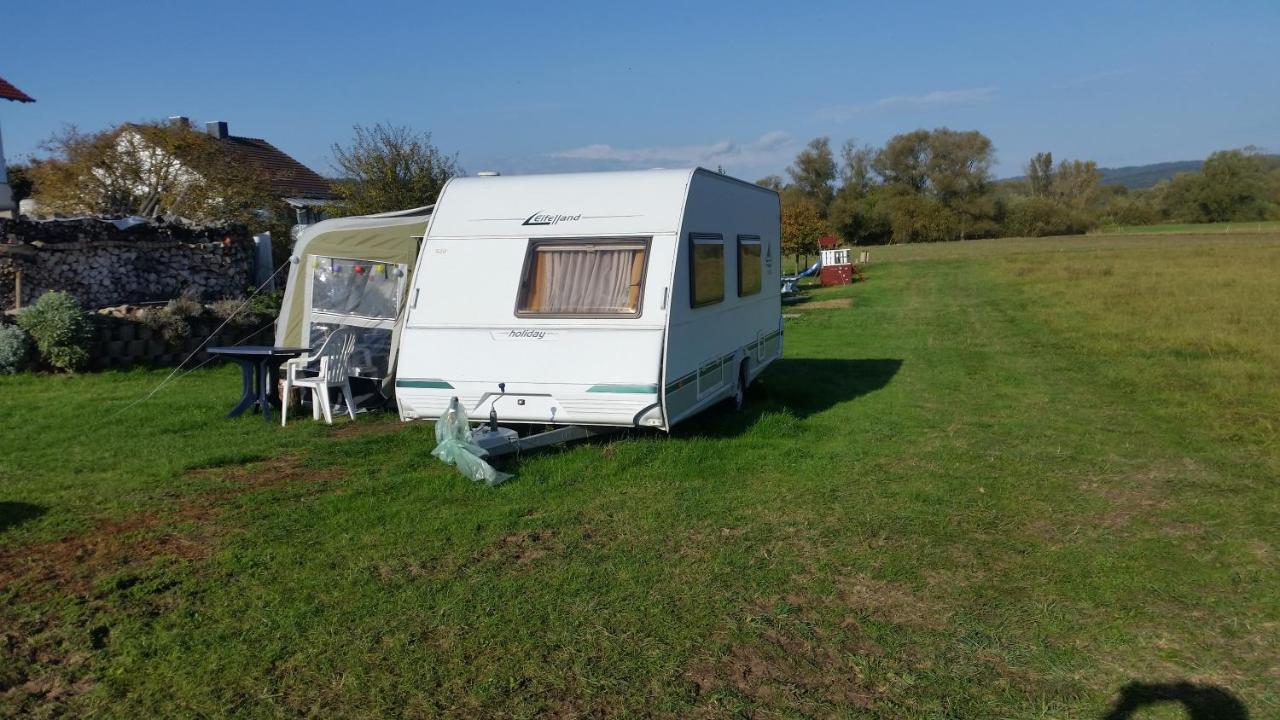 Gemuetlicher Wohnwagen In Der Natur Alheim Eksteriør billede