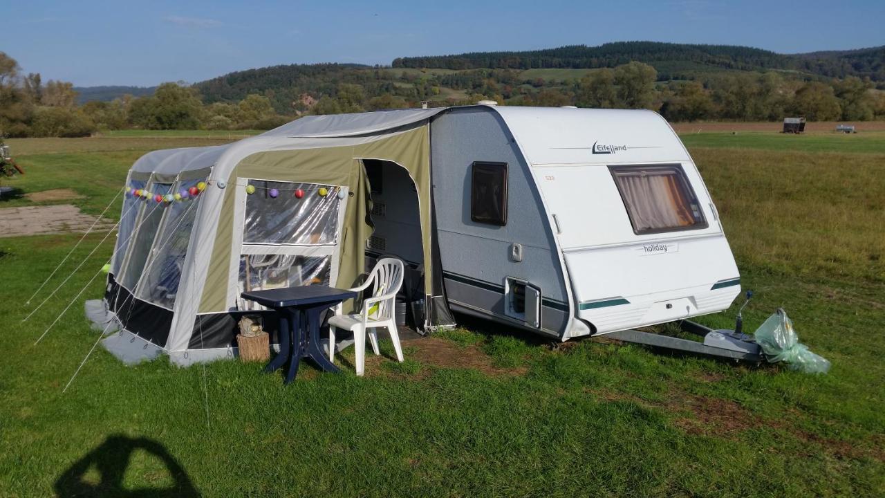 Gemuetlicher Wohnwagen In Der Natur Alheim Eksteriør billede